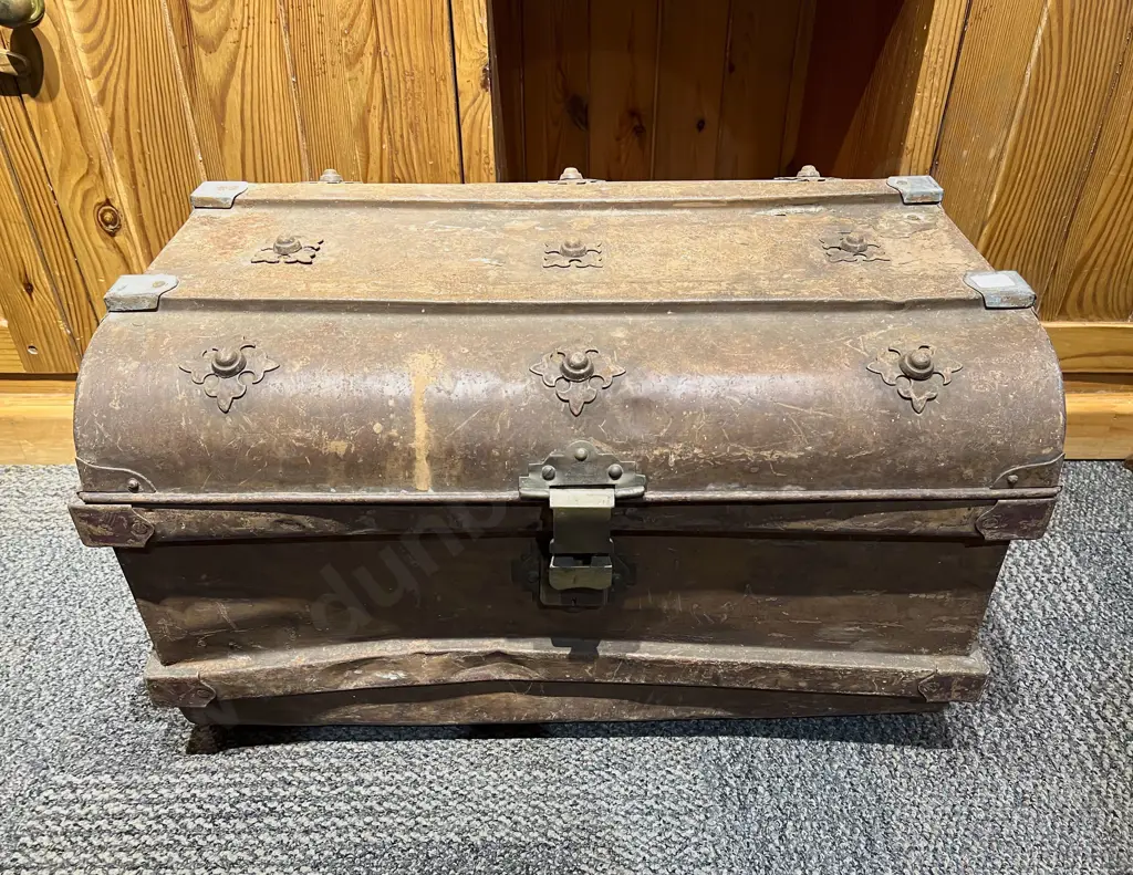 Vintage Tin Trunk Image 1++