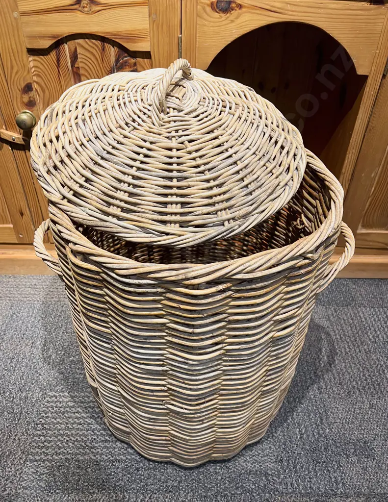 Lidded Wicker Laundry Basket Image 1++
