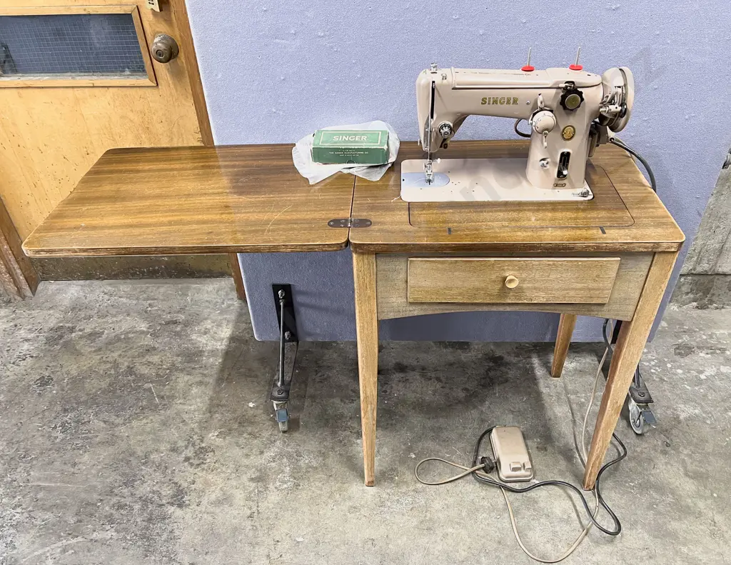 Singer Sewing Machine in Single Drawer Sewing Table Image 1++