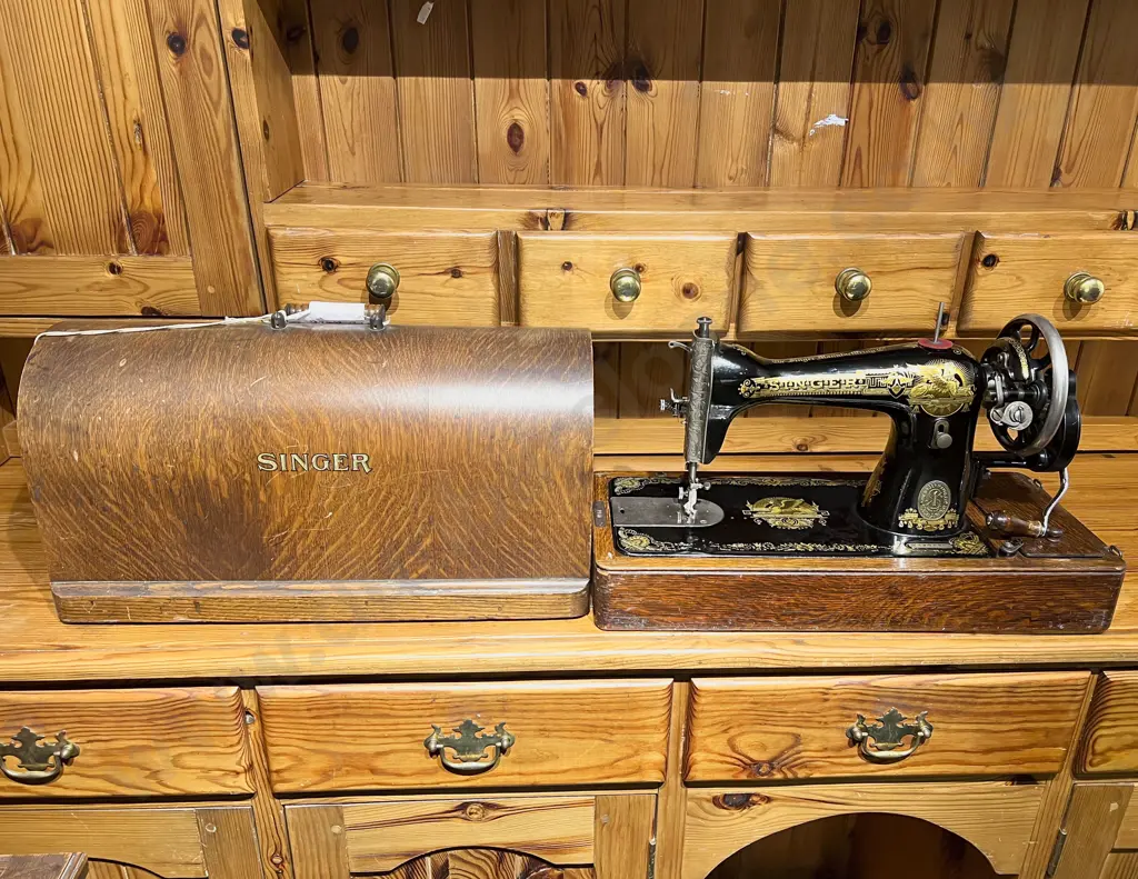 Oak Cased Singer Sewing Machine Image 1++