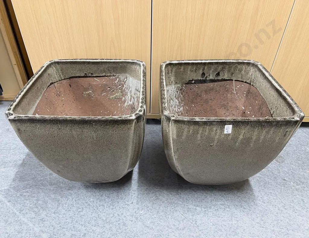 Pair of Garden Planters Image 1++