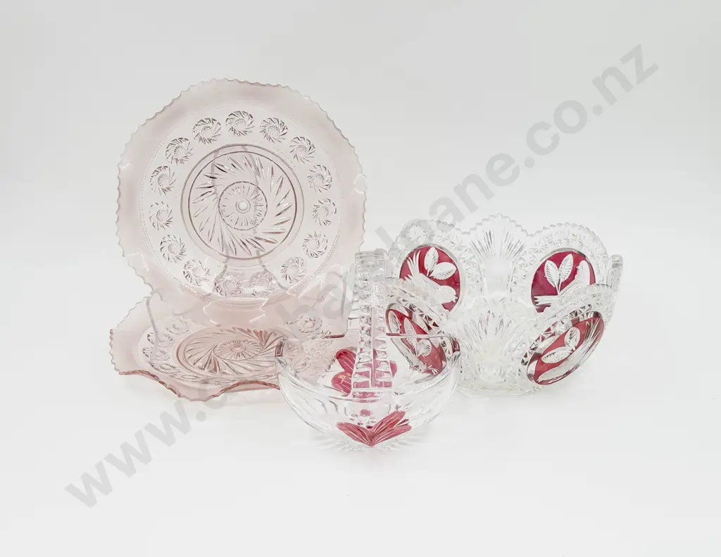 Small Box of Assorted Glass Ware Image 1++
