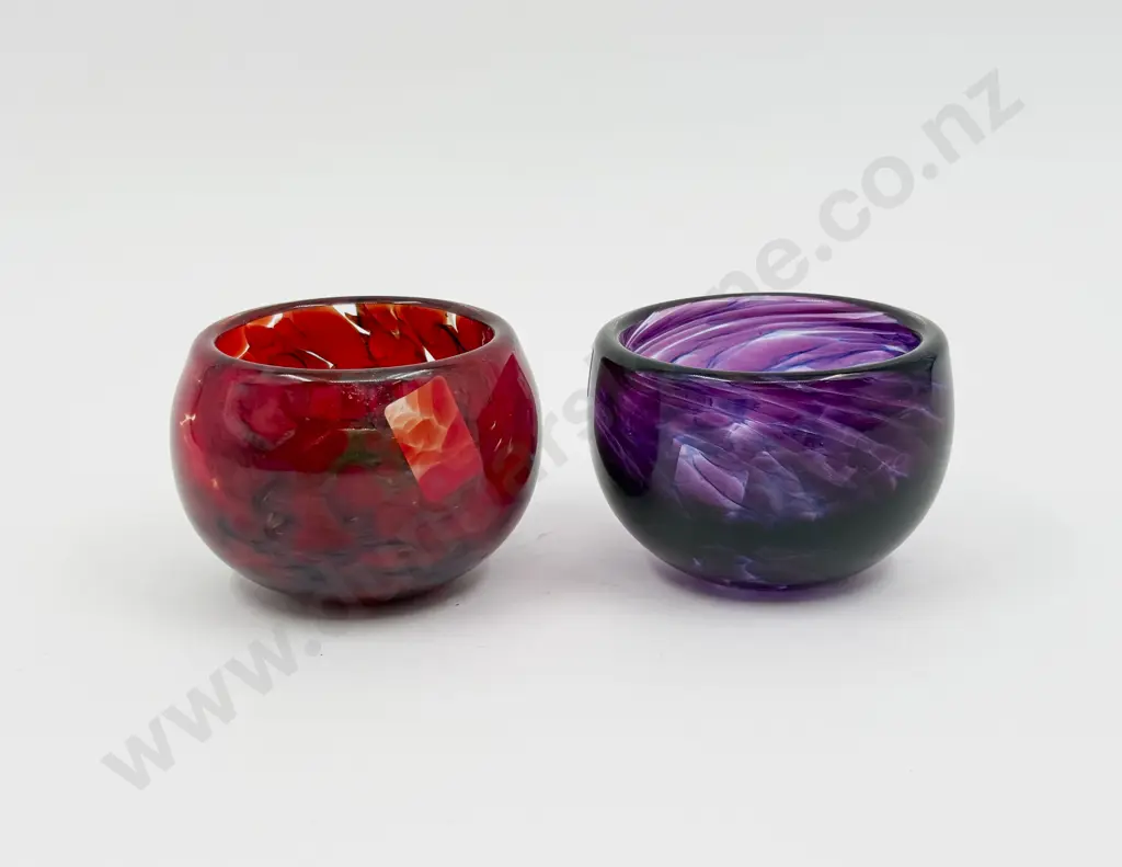Two Small NZ Art Glass Bowls Image 1++