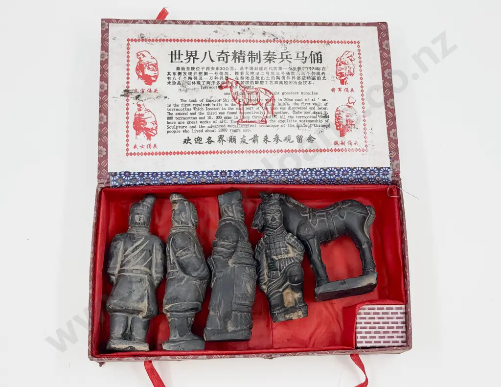 Boxed Set of Commemorative Terracotta Qin Dynasty Figures Image 1++