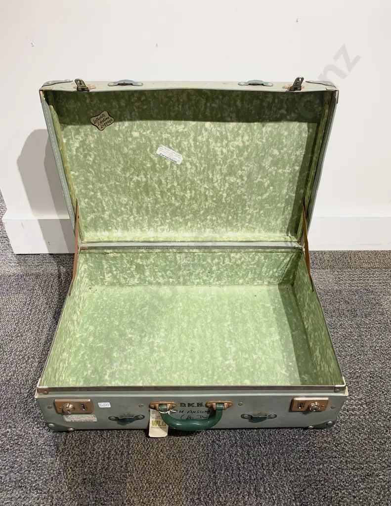 Vintage Slide Projector together with Tripod & Slide Case Image 1++