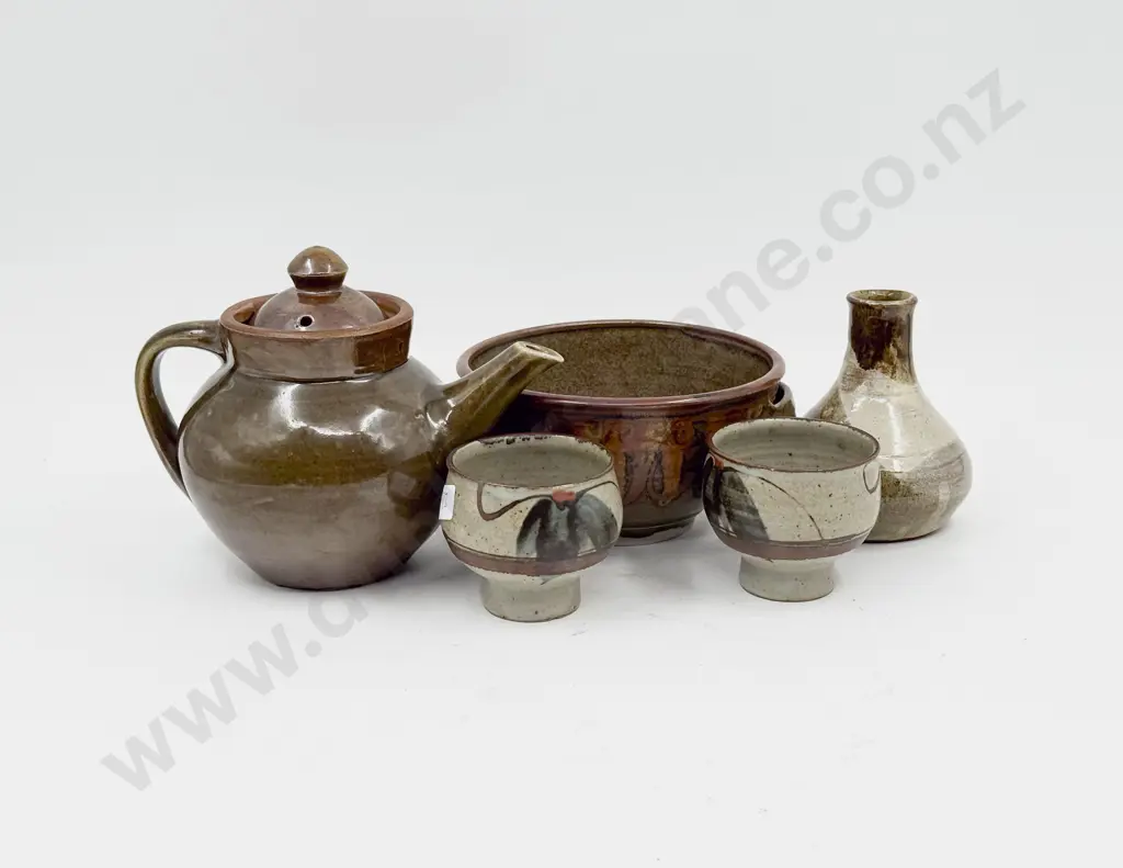 Small Quantity of Assorted Pottery Image 1++