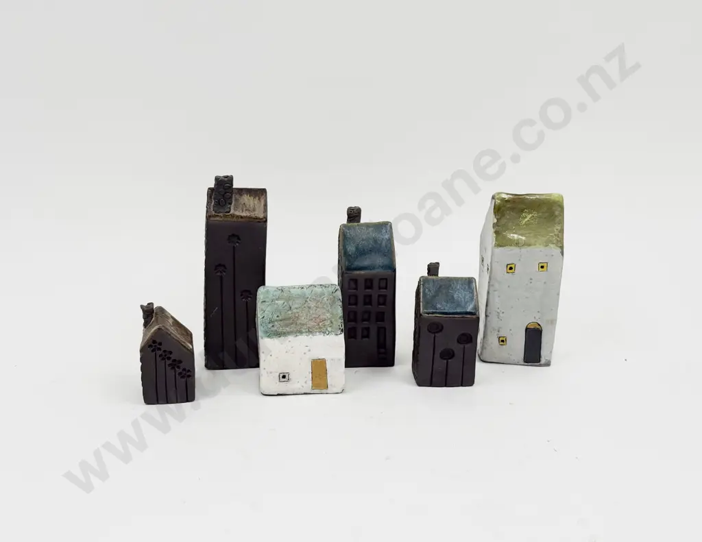Two Amanda Banham Pottery Houses & Four Others Image 1++