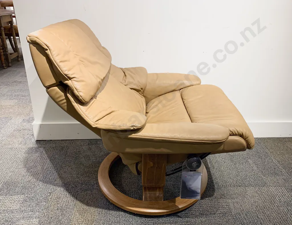Leather Stressless Armchair Image 1++