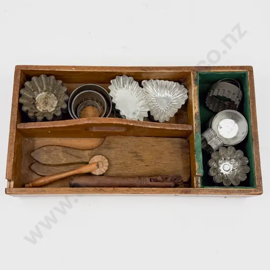 Quantity of Assorted Vintage Baking Molds etc in Vintage Cutlery Tray