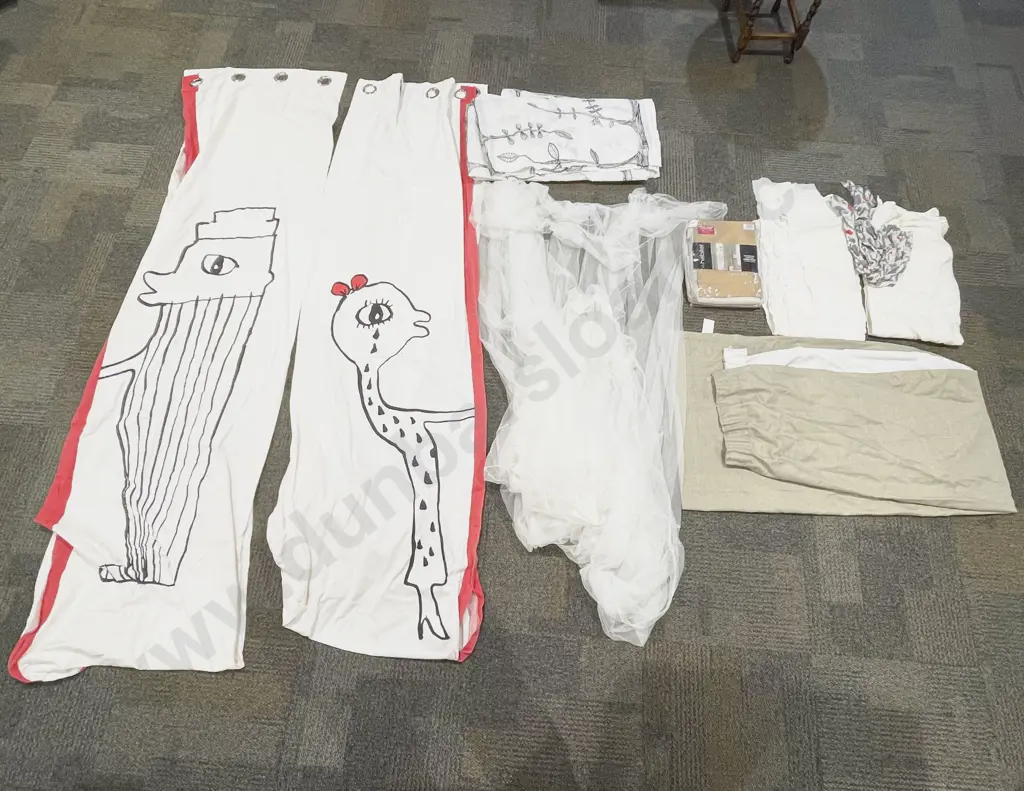 Box Quantity of Assorted Linens etc Image 1++