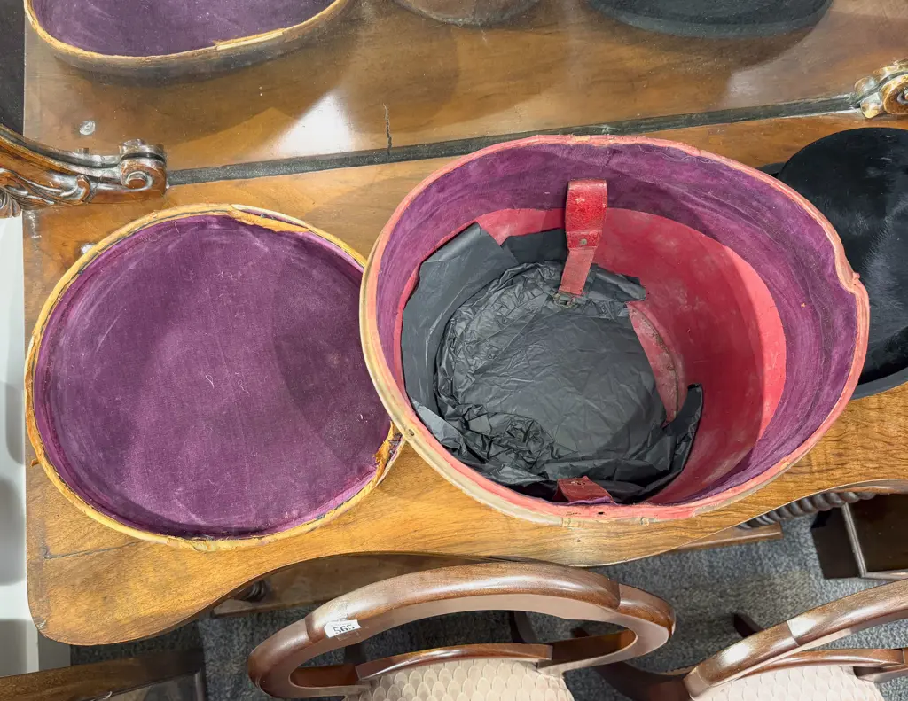 Vict Top Hat in Original Leather Box Image 1++