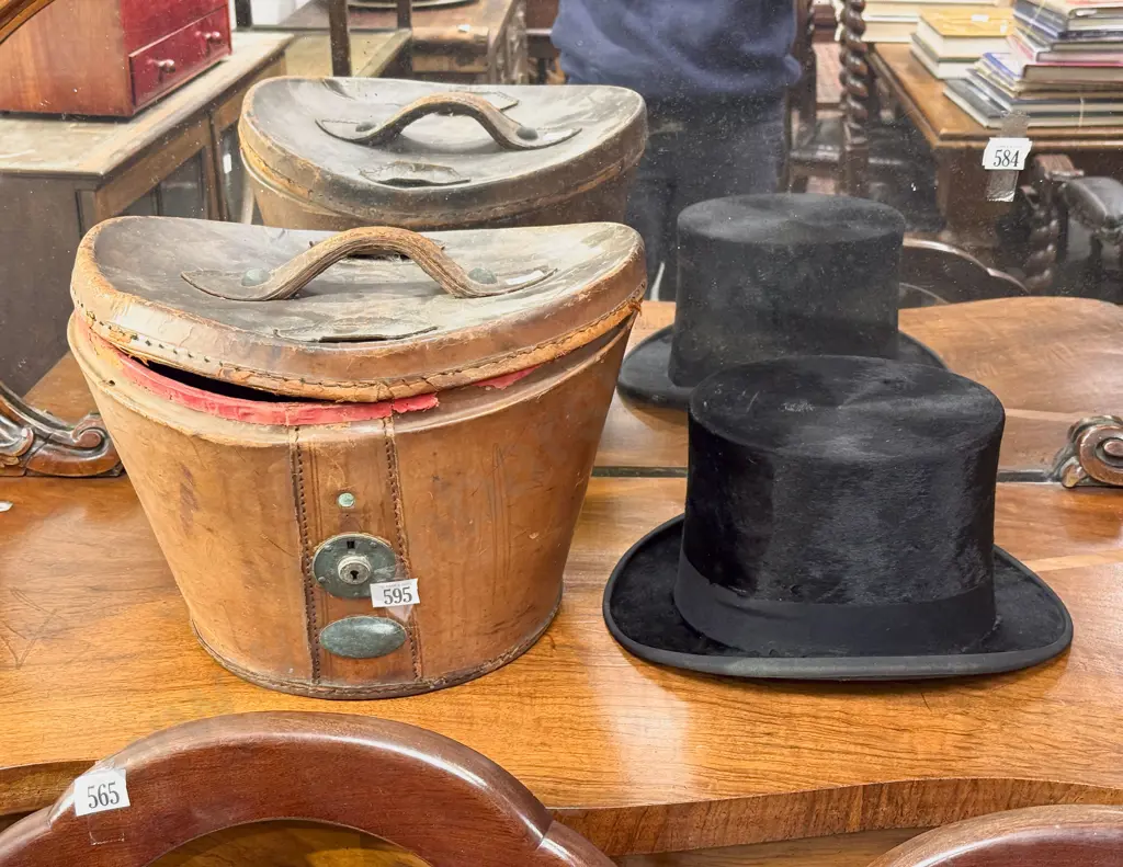 Vict Top Hat in Original Leather Box Image 1++