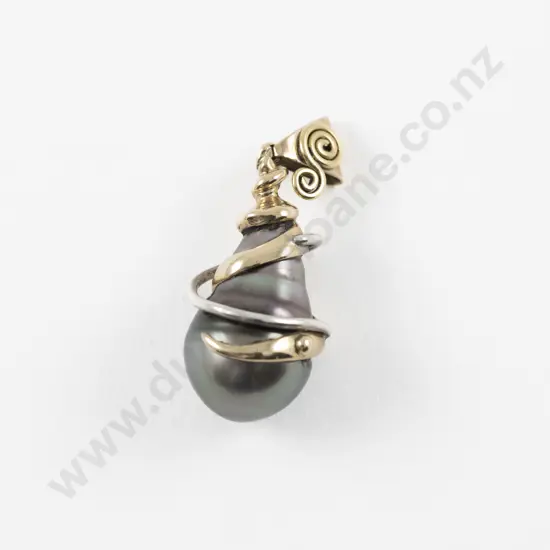 18ct Single Black Pearl Pendant