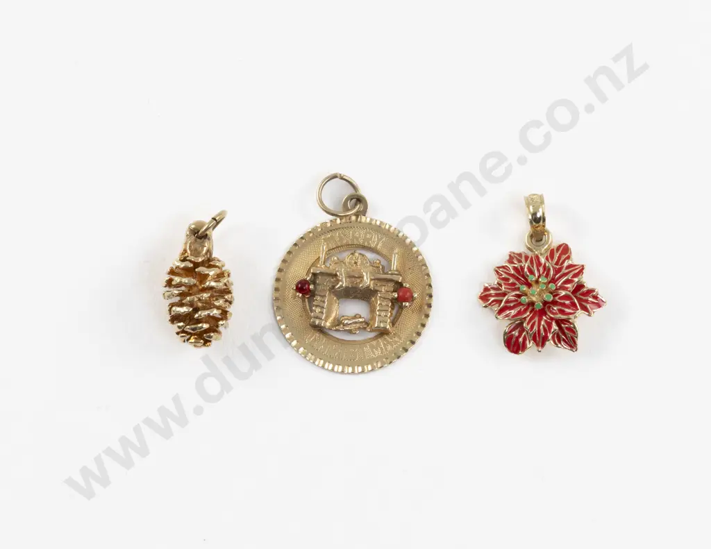 14ct Engraved "Merry Christmas" Fireplace Pendant Image 1++