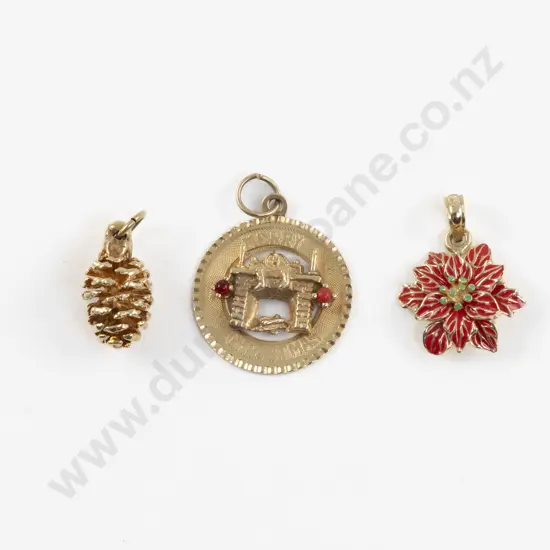 14ct Engraved "Merry Christmas" Fireplace Pendant