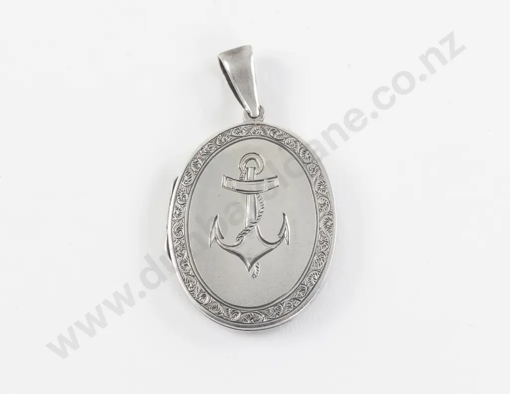 S/S Engraved Oval Photo Locket Image 1++