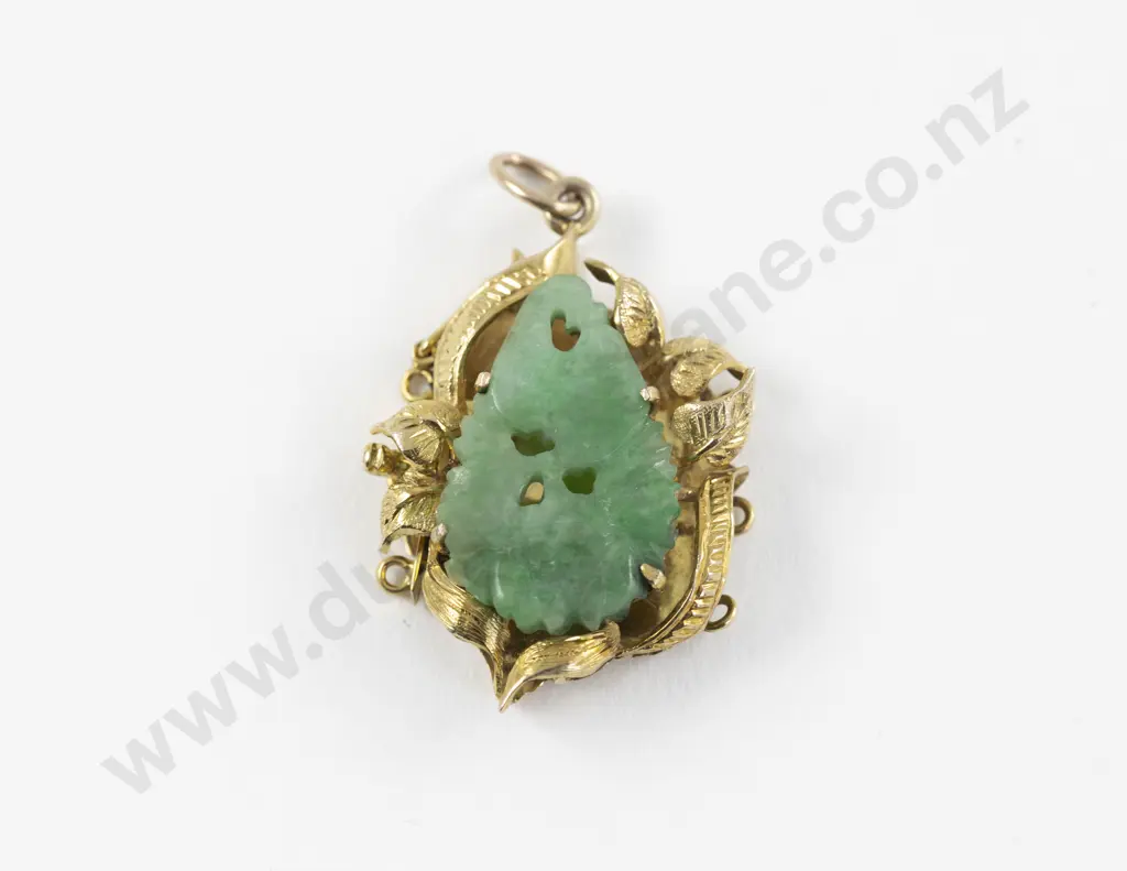 18ct Carved Jade Pendant Image 1++