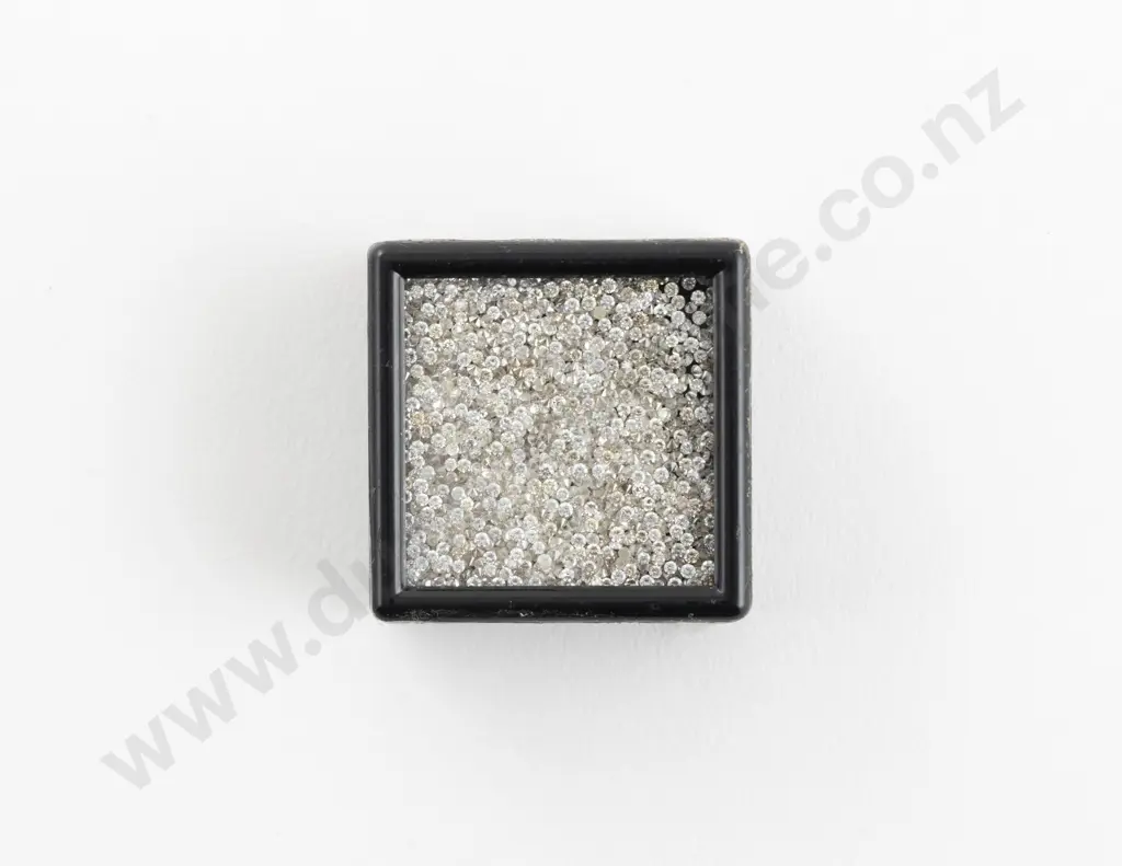 Quantity of Unmounted Diamonds Image 1++