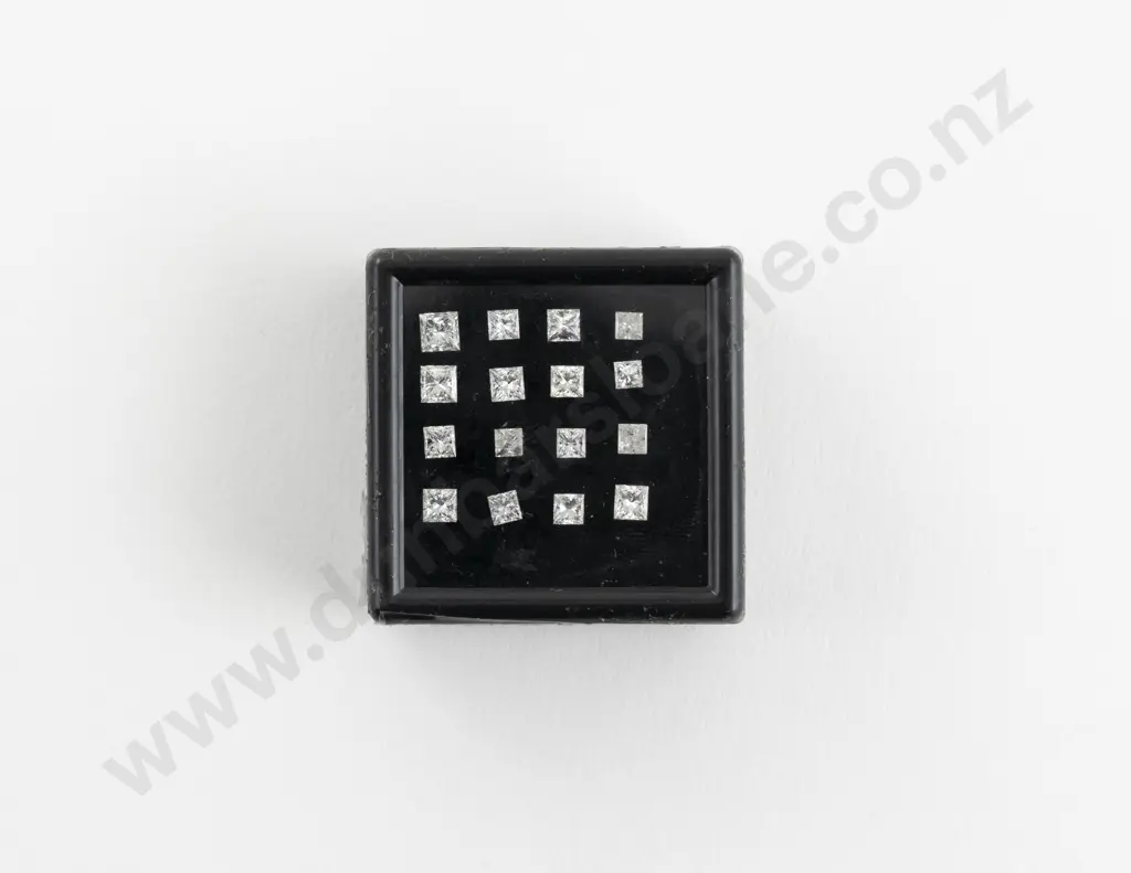 Quantity of Unmounted Diamonds Image 1++