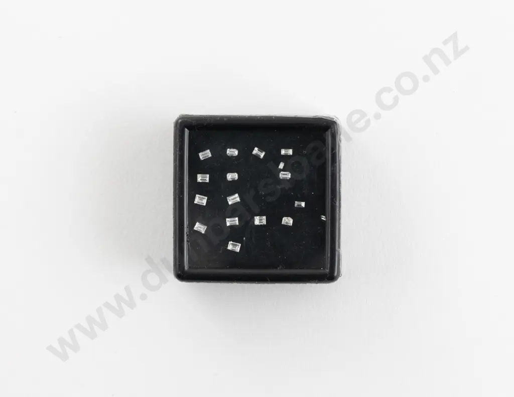 Quantity of Unmounted Diamonds Image 1++