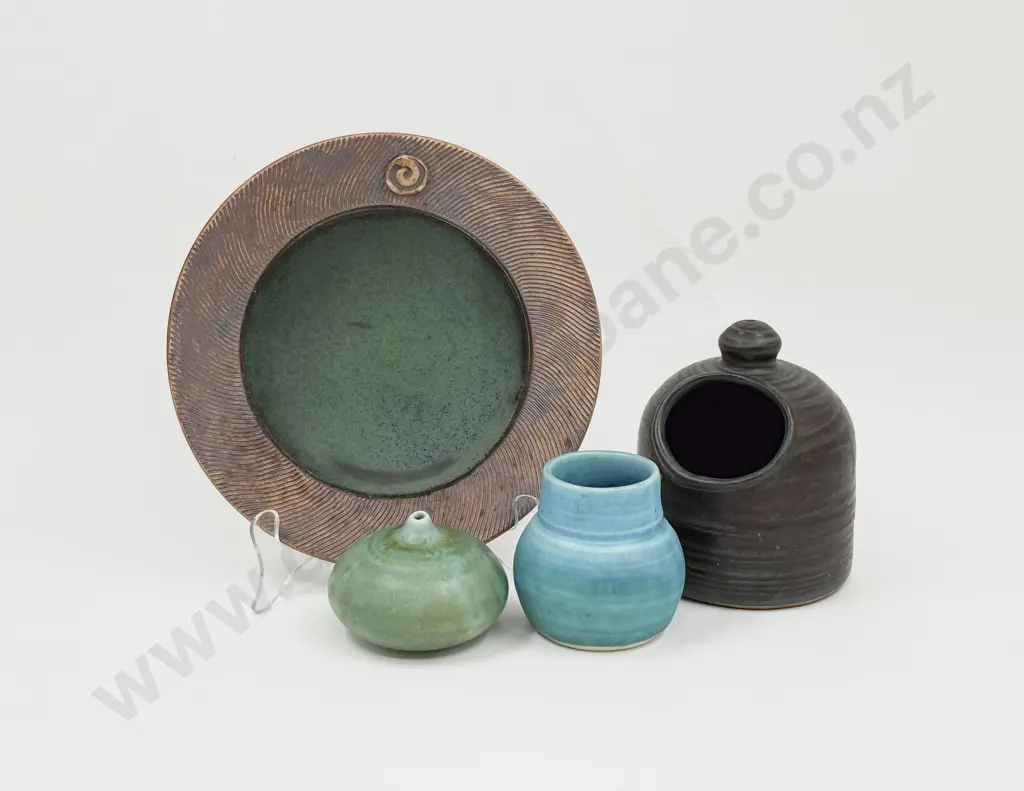 Peter Shearer Plate NZ Pottery Salt Pig & Two Bud Vases Image 1++