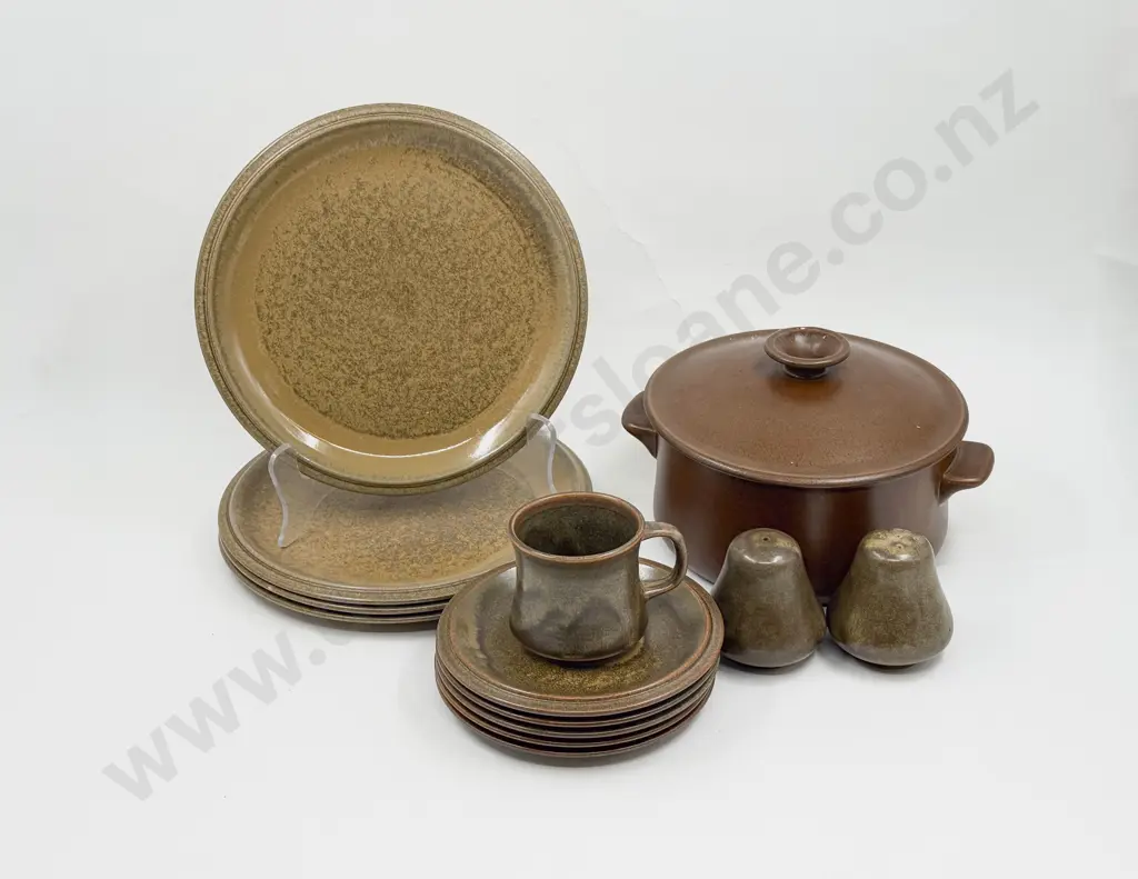 Temuka Part Dinner Set Image 1++