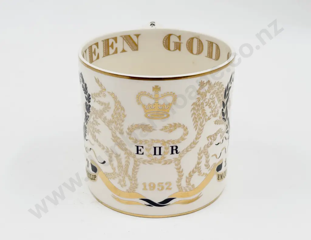 Wedgwood Designed by Richard Guyatt QEII Silver Jubilee Mug Image 1++