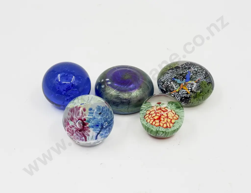 Two Hokitika & Three Assorted Glass Paperweights Image 1++