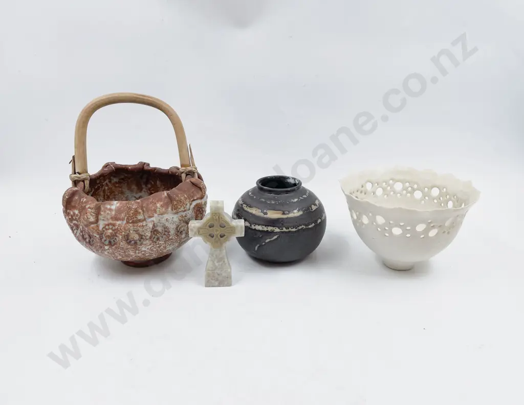 Small Quantity of Assorted Pottery Etc Image 1++