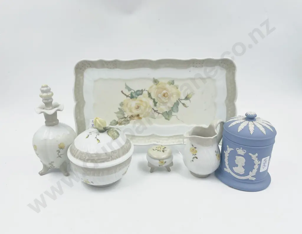 Small Quantity of Assorted Hand painted China together with Wedgwood Lidded Jar Image 1++