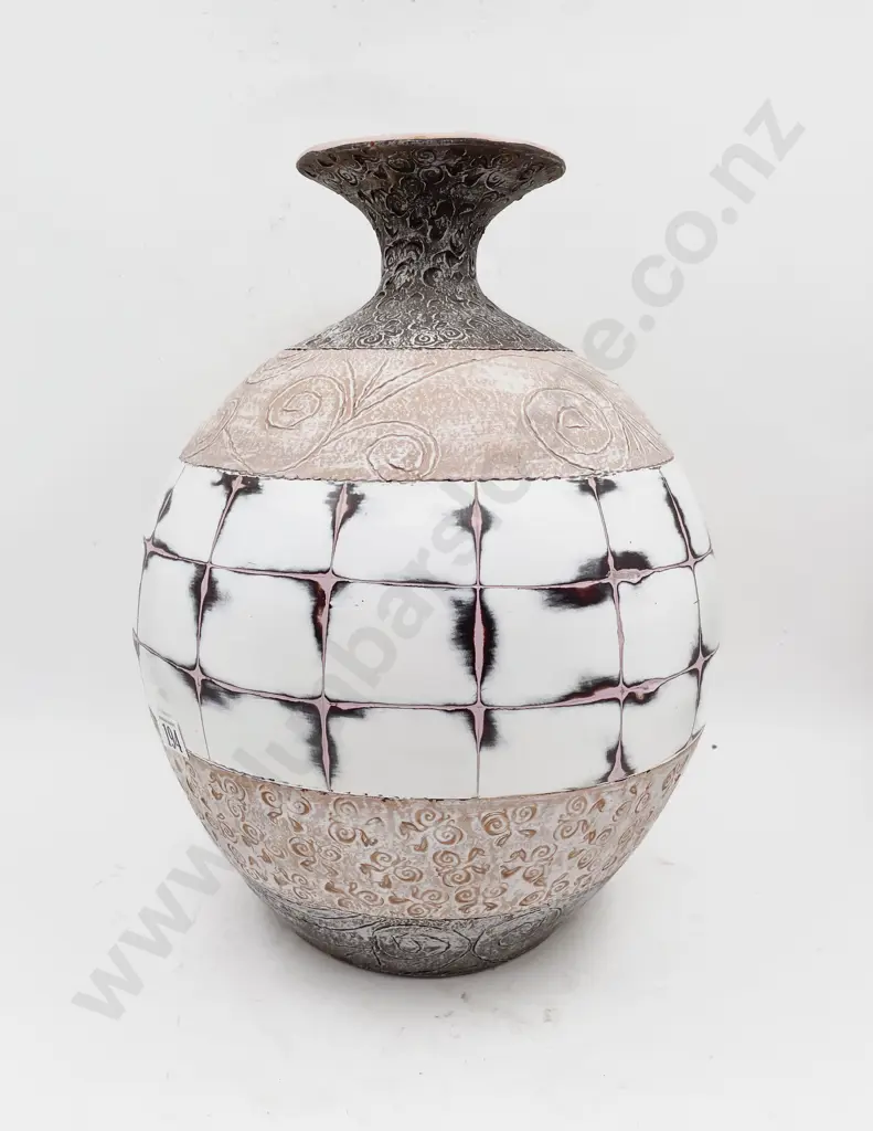 Decorative Vase Image 1++