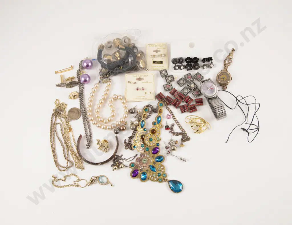 Collection of Costume Jewellery and Loose Beads Image 1++