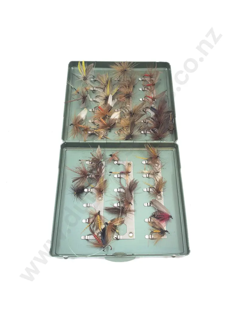 Small Quantity of Assorted Vintage Fly Fishing Hooks in Metal Case Image 1++