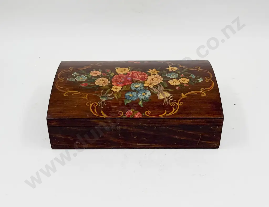 Quantity of Assorted Decorative Eggs in Painted Jewellery Box Image 1++