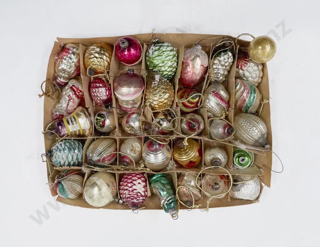 Quantity of Assorted Vintage Christmas Tree Baubles & Decorations Image 1++