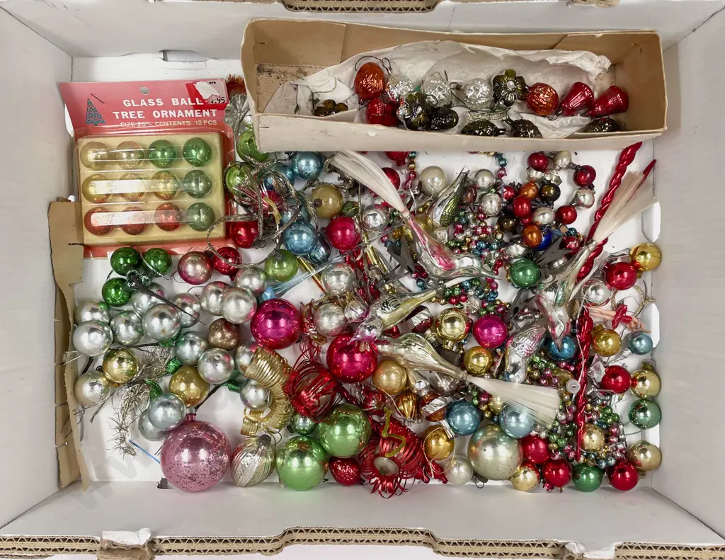 Quantity of Assorted Vintage Christmas Tree Baubles & Decorations Image 1++