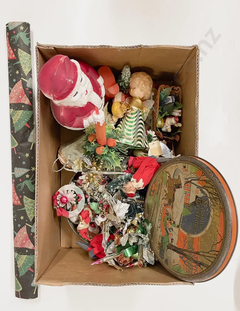 Quantity of Assorted Christmas Decorations Image 1++