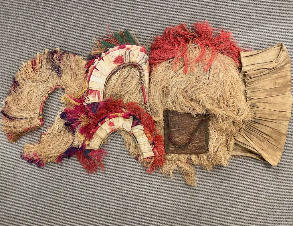 Papua New Guinean Trobriand Islands Grass Skirt with three layers and woven bag Image 1++