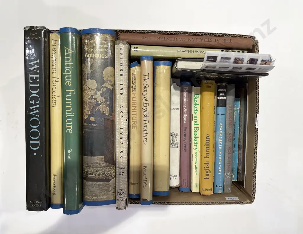 Box Quantity of Assorted Antique & Collectable Reference Volumes Image 1++