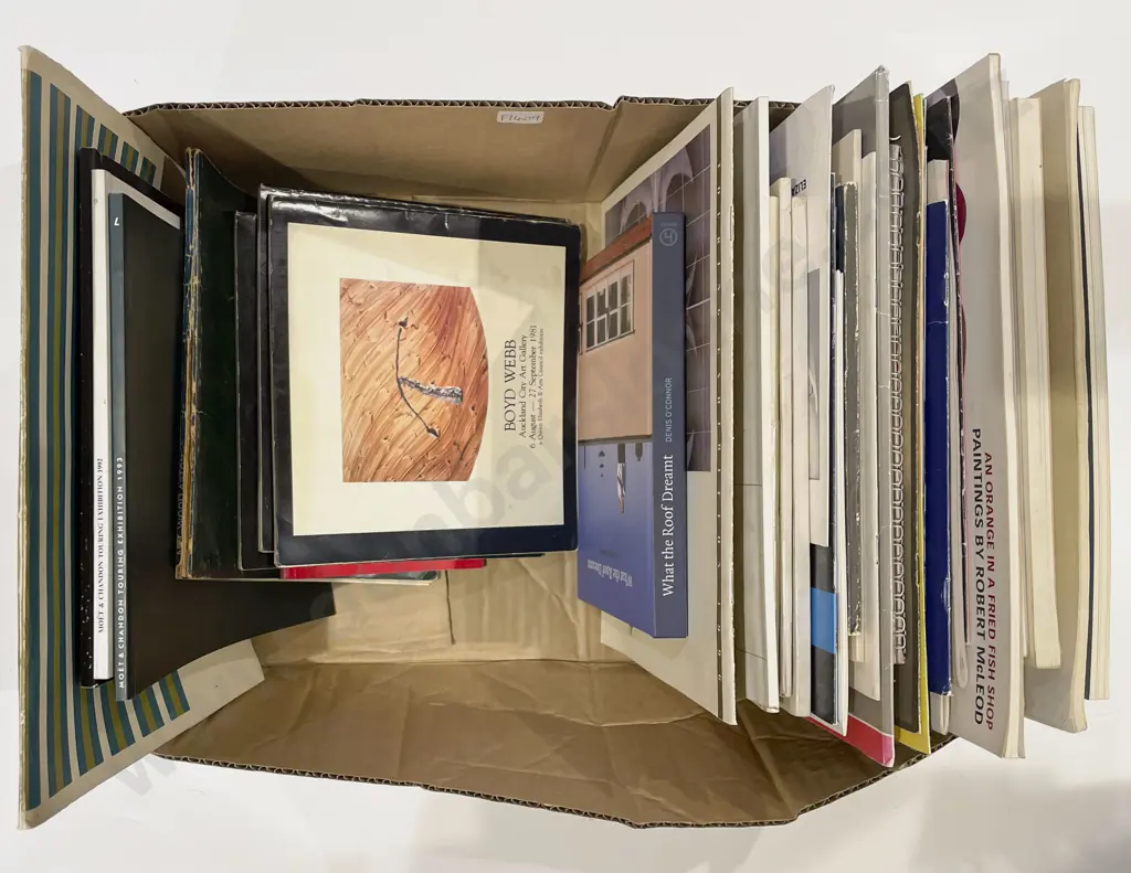 Box of Assorted Art Related Pamphlets & Catalogues Etc Image 1++