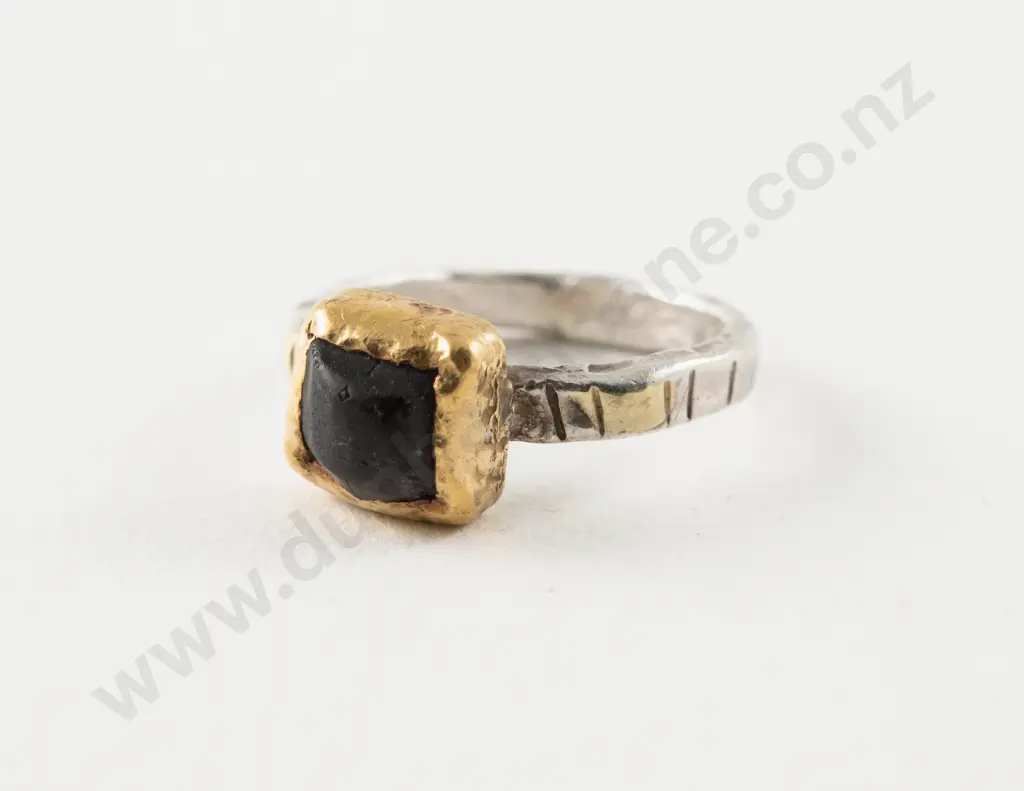 NZ Jeweller Barry Clarke 18ct and S/S Single Stone Onyx Ring Image 1++