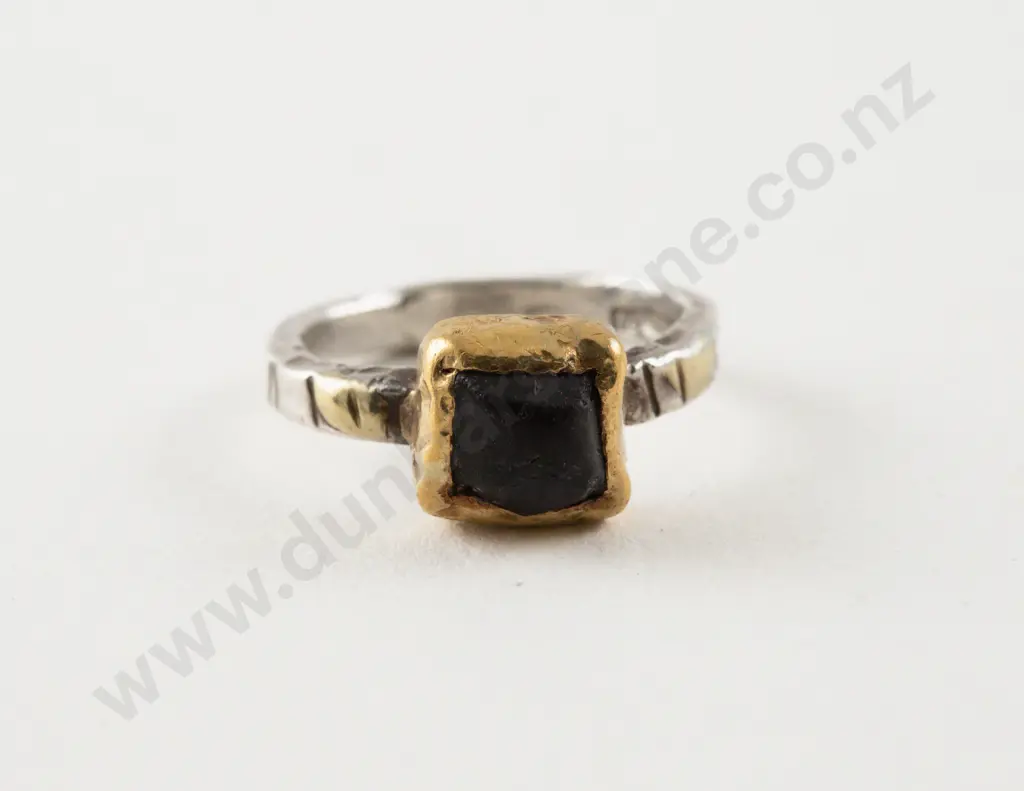 NZ Jeweller Barry Clarke 18ct and S/S Single Stone Onyx Ring Image 1++