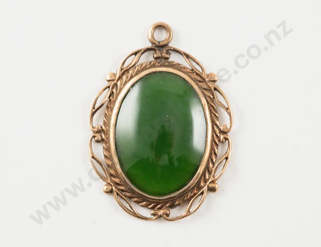 9ct Framed Oval Greenstone Pendant Image 1++