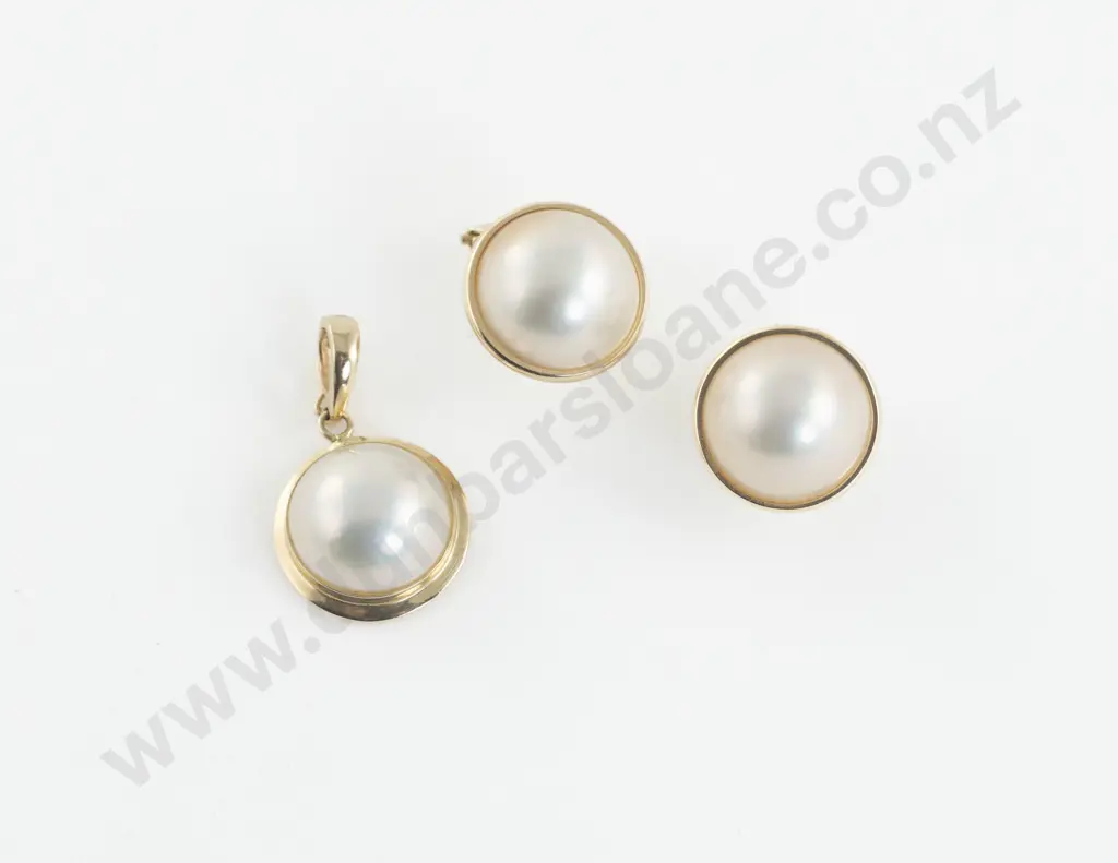 Pair 14ct Single Mabe Pearl Earrings Image 1++