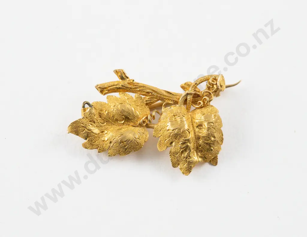 Vintage 15ct Gold Leaf Brooch Image 1++