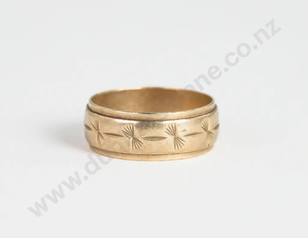 9ct Engraved Wedding Band Ring Image 1++