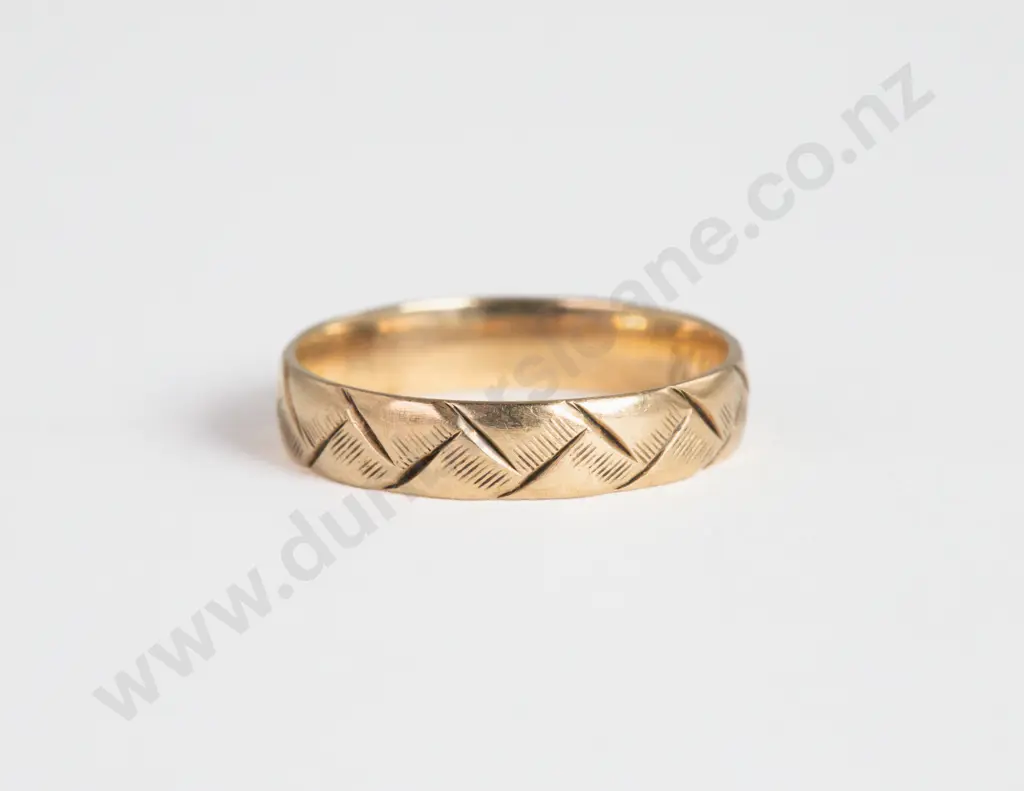 9ct Engraved Wedding Band Ring Image 1++