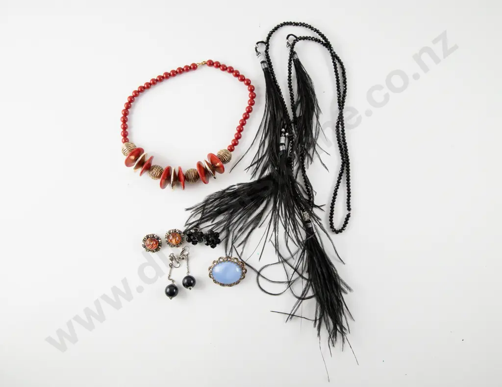 Collection of Vintage Costume Jewellery Image 1++