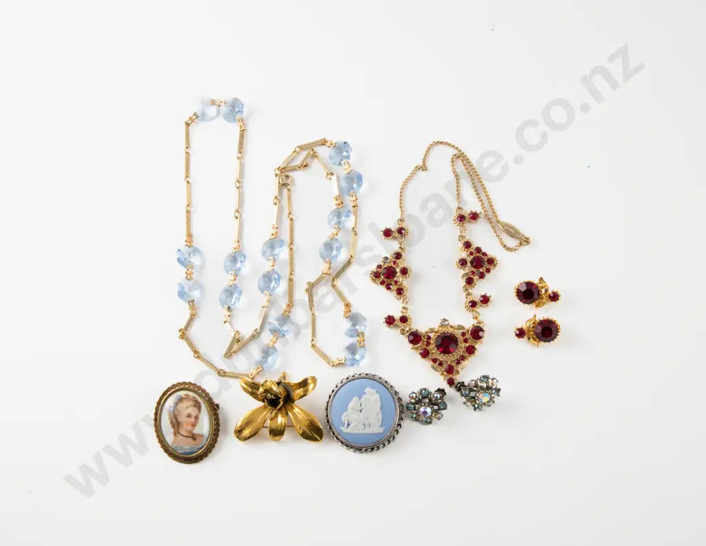 Collection of Assorted Vintage and Costume Jewellery Image 1++