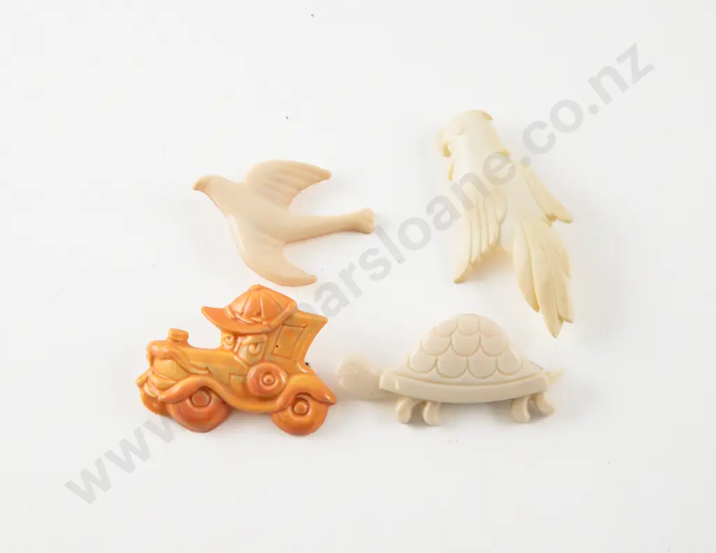 Collection of Four Vintage Costume Jewellery Brooches Image 1++